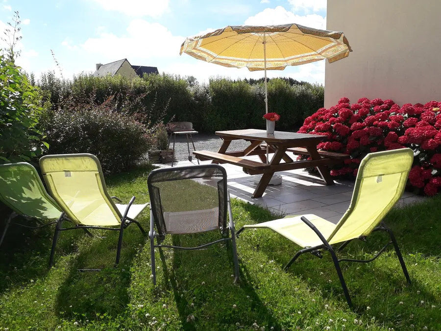 La terrasse avec salon de jardin